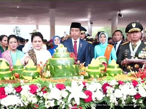 Jokowi Potong Tumpeng HUT Ke-79 TNI, Lalu Diserahkan ke Panglima