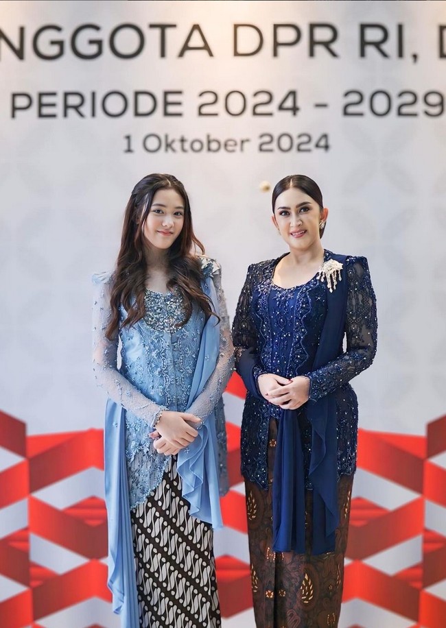 Sosok putri Nafa Urbach, Mikhaela Lee, sukses mencuri perhatian saat mendampingi ibunya dilantik. Remaja 13 tahun ini juga mengenakan kebaya dengan warna biru yang lebih terang. Foto: Instagram/@nafaurbach