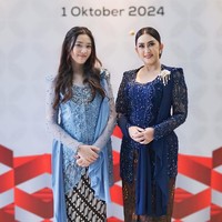 Sosok putri Nafa Urbach, Mikhaela Lee, sukses mencuri perhatian saat mendampingi ibunya dilantik. Remaja 13 tahun ini juga mengenakan kebaya dengan warna biru yang lebih terang. Foto: Instagram/@nafaurbach