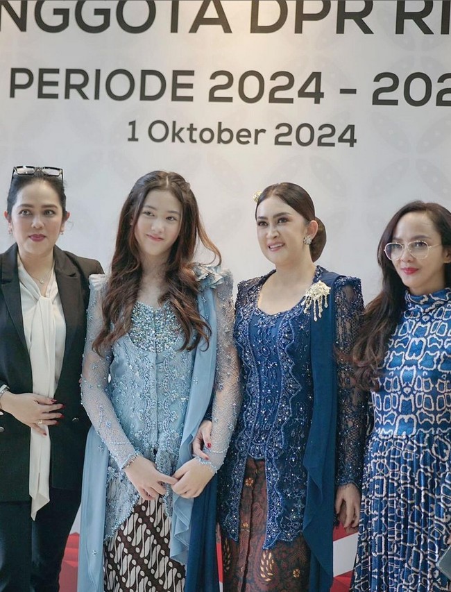 Kecantikan duo ibu-anak ini menuai banyak pujian dari netizen. “Yaa aampuunn… ini mama & anak gadis cantik-cantik semuaaa 😍😍😍,” puji salah satu pengguna Instagram. “Ya ampun ibu dan anak koq cantiknya kayak bidadari😍😍😍,” tulis netizen lain. Foto: Instagram/@nafaurbach