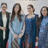 Kecantikan duo ibu-anak ini menuai banyak pujian dari netizen. “Yaa aampuunn… ini mama & anak gadis cantik-cantik semuaaa 😍😍😍,” puji salah satu pengguna Instagram. “Ya ampun ibu dan anak koq cantiknya kayak bidadari😍😍😍,” tulis netizen lain. Foto: Instagram/@nafaurbach