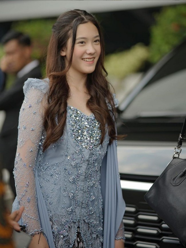 Rambutnya yang panjang ditata keriting bergelombang, dipercantik dengan teknik untir, serta poni panjang yang membingkai wajah cantik blasterannya. Foto: Instagram/@nafaurbach