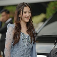 Rambutnya yang panjang ditata keriting bergelombang, dipercantik dengan teknik untir, serta poni panjang yang membingkai wajah cantik blasterannya. Foto: Instagram/@nafaurbach