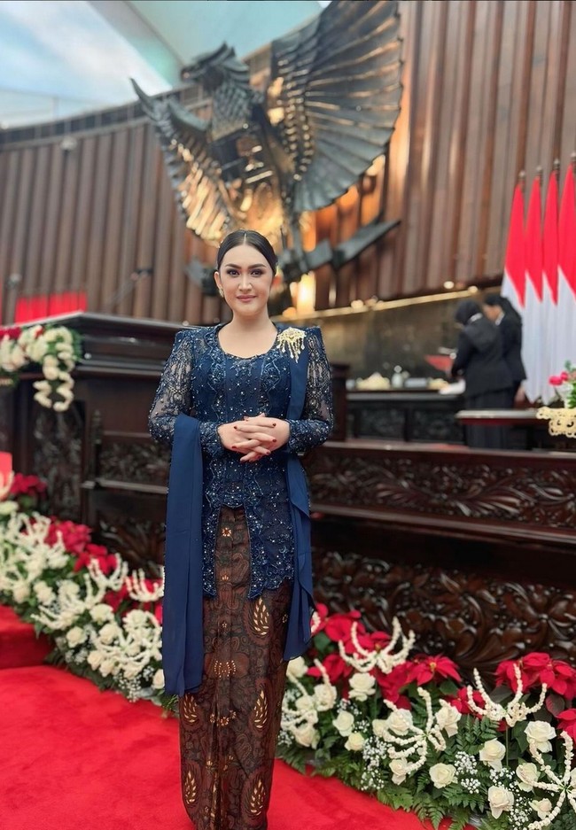 Nafa Urbach tampil dalam balutan kebaya biru tua saat dilanti menjadi anggota DPR Ri periode 2024-2029. Aktris yang populer di era 90-an ini mengenakan kebaya kutu baru berhias kristal dan payet bling-bling. Foto: Instagram/@nafaurbach
