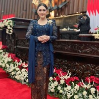 Nafa Urbach tampil dalam balutan kebaya biru tua saat dilanti menjadi anggota DPR Ri periode 2024-2029. Aktris yang populer di era 90-an ini mengenakan kebaya kutu baru berhias kristal dan payet bling-bling. Foto: Instagram/@nafaurbach