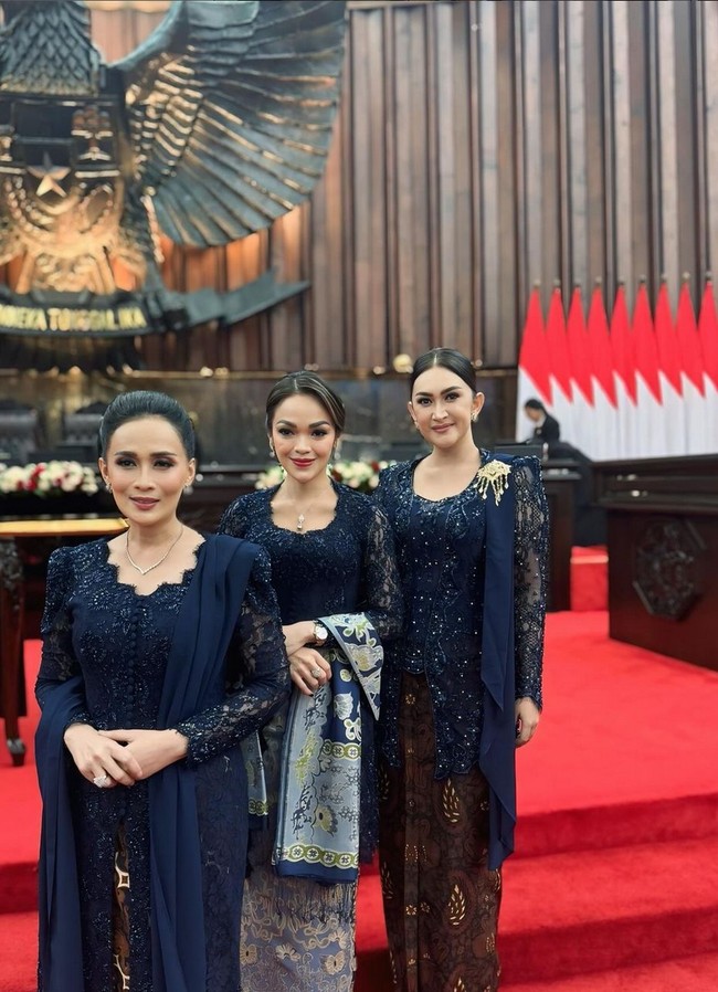 Kebaya model kutubaru ini dipadankan dengan batik sogan Solo motif Srikaton. Bros yang disematkan di bahu kiri mempermanis penampilan anggunnya. Foto: Instagram/@nafaurbach