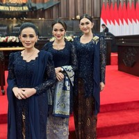 Kebaya model kutubaru ini dipadankan dengan batik sogan Solo motif Srikaton. Bros yang disematkan di bahu kiri mempermanis penampilan anggunnya. Foto: Instagram/@nafaurbach