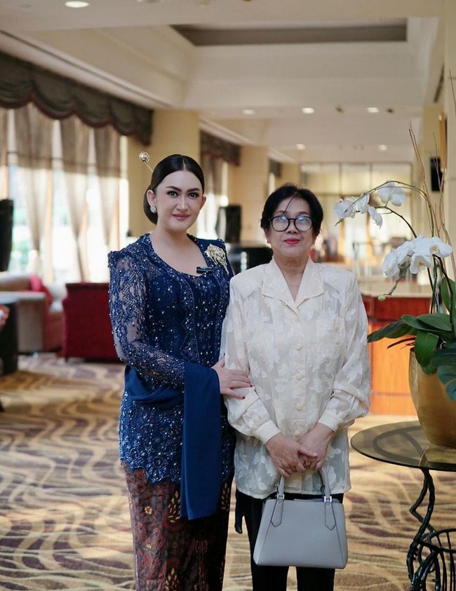 Kebaya dari koleksi Tyas Kebaya ini menonjolkan sisi anggun, dengan indahnya bahan lace chantilly berhias payet dan kristal. Foto: Instagram/@nafaurbach