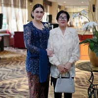 Kebaya dari koleksi Tyas Kebaya ini menonjolkan sisi anggun, dengan indahnya bahan lace chantilly berhias payet dan kristal. Foto: Instagram/@nafaurbach