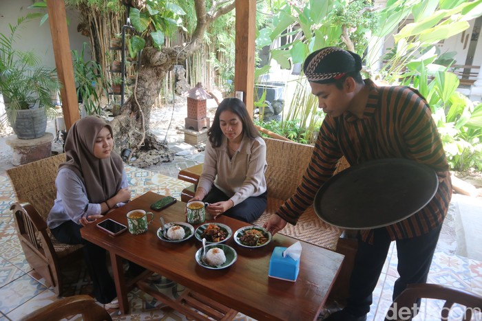 Lokasi kuliner Omah Kuno 1868 di Pati menyajikan suasana tempo dulu dengan kuliner murah meriah, Sabtu (5/10/2024).