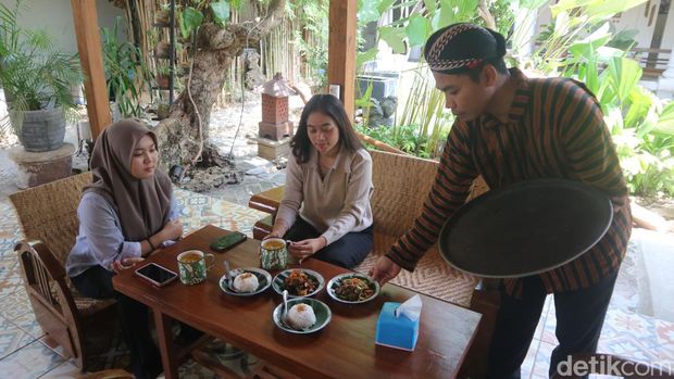 Lokasi kuliner Omah Kuno 1868 di Pati menyajikan suasana tempo dulu dengan kuliner murah meriah, Sabtu (5/10/2024).