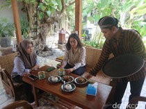 Ada Nasi Pecel hingga Entok Bumbu Rujak di Omah Kuno Sejak 1868