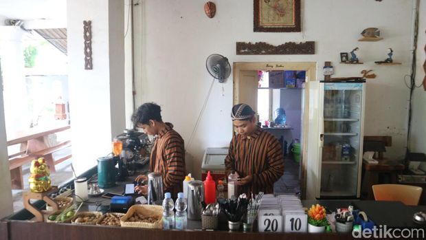 Lokasi kuliner Omah Kuno 1868 di Pati menyajikan suasana tempo dulu dengan kuliner murah meriah, Sabtu (5/10/2024).