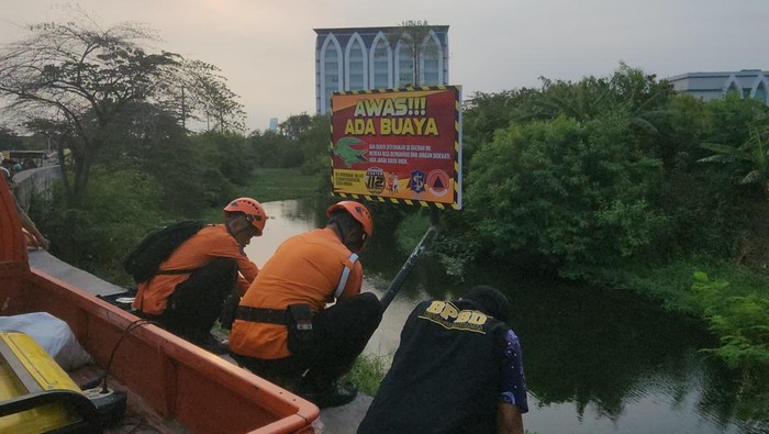 papan peringatan buaya surabaya