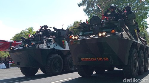 Parade pasukan dan kendaraan tempur saat HUT TNI ke-79 di Jalan Raya Puputan, Sabtu (5/10/2024). (Aryo Mahendro/detikBali).