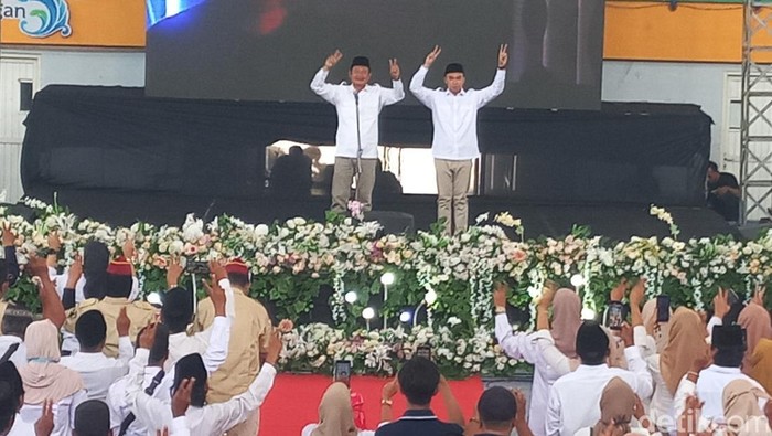Paslon nomor urut 2 Yuhronur Efendi-Dirham Akbar di rapat akbar Geridra Lamongan
