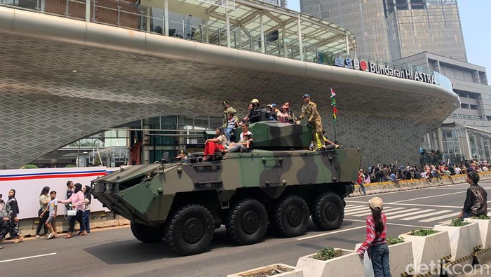Pawai alutsista TNI melintas di Bundarah HI, Jakpus