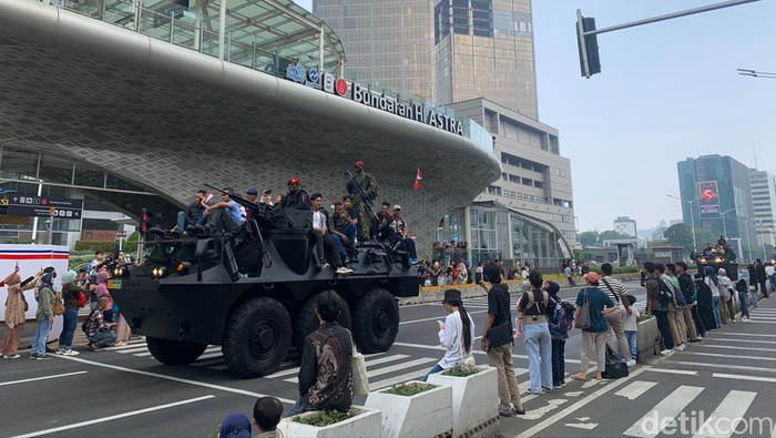 Pawai alutsista TNI melintas di Bundaran HI