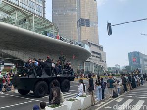 Warga Ajak Anak Lihat Pawai Alutsista TNI: Mereka Mau Lihat yang Asli