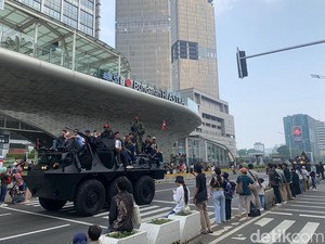 Warga Ajak Anak Lihat Pawai Alutsista TNI: Mereka Mau Lihat yang Asli
