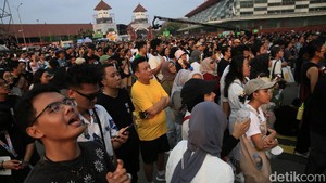 Para pennon pun terhibur dengan penampilan para mantan artis cilik tersebut.