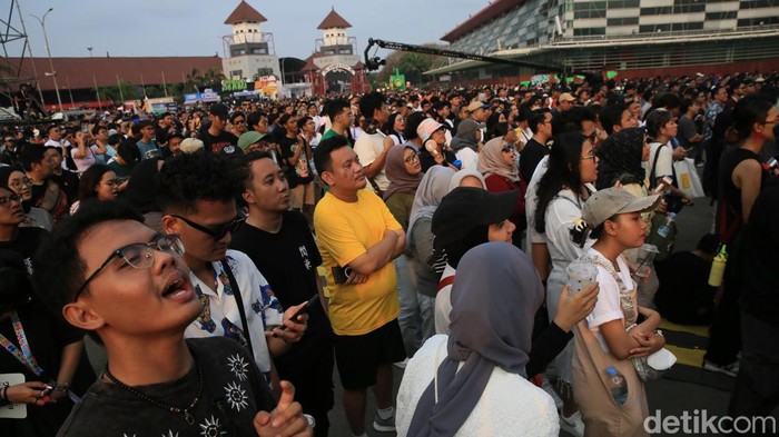 Sejumlah mantan artis cilik tampil di panggung Synchronize Fest 2024. Mereka tampil membawakan lagu-lagu anak tahun 1990an.