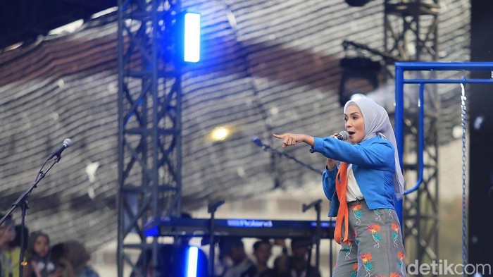 Sejumlah mantan artis cilik tampil di panggung Synchronize Fest 2024. Mereka tampil membawakan lagu-lagu anak tahun 1990an.