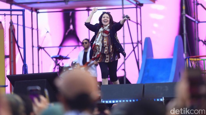 Sejumlah mantan artis cilik tampil di panggung Synchronize Fest 2024. Mereka tampil membawakan lagu-lagu anak tahun 1990an.