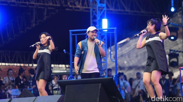Sejumlah mantan artis cilik tampil di panggung Synchronize Fest 2024. Mereka tampil membawakan lagu-lagu anak tahun 1990an.