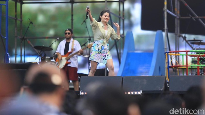 Sejumlah mantan artis cilik tampil di panggung Synchronize Fest 2024. Mereka tampil membawakan lagu-lagu anak tahun 1990an.