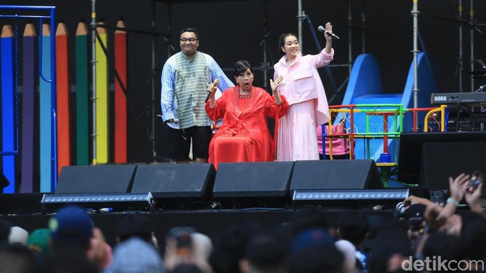 Sejumlah mantan artis cilik tampil di panggung Synchronize Fest 2024. Mereka tampil membawakan lagu-lagu anak tahun 1990an.