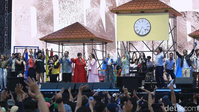 Sejumlah mantan artis cilik tampil di panggung Synchronize Fest 2024. Mereka tampil membawakan lagu-lagu anak tahun 1990an.