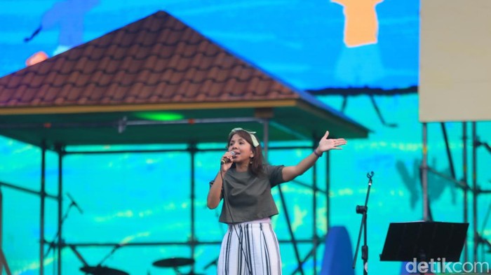 Sejumlah mantan artis cilik tampil di panggung Synchronize Fest 2024. Mereka tampil membawakan lagu-lagu anak tahun 1990an.