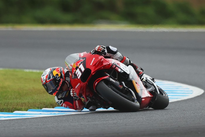 MOTEGI, JAPAN - OCTOBER 05: Pedro Acosta (31) of Spain and Red Bull GasGas Tech3 rides on track during Qualifying Nr.2 ahead of the MotoGP Japanese Grand Prix at Twin Ring Motegi on October 05, 2024 in Motegi, Japan. (Photo by Mike Owen/Getty Images)