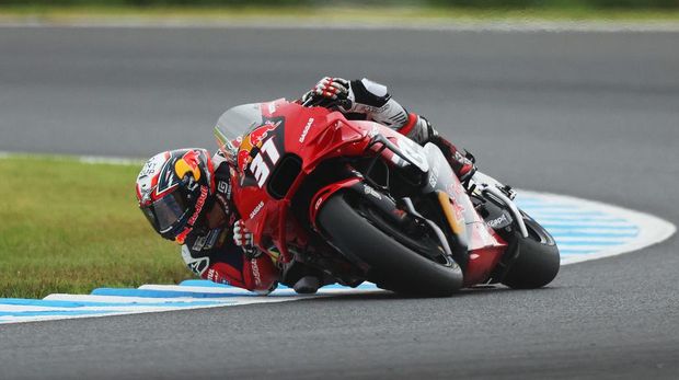 MOTEGI, JAPAN - OCTOBER 05: Pedro Acosta (31) of Spain and Red Bull GasGas Tech3 rides on track during Qualifying Nr.2 ahead of the MotoGP Japanese Grand Prix at Twin Ring Motegi on October 05, 2024 in Motegi, Japan. (Photo by Mike Owen/Getty Images)