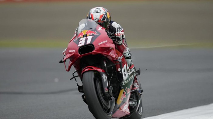 Spanish rider Pedro Acosta of Red Bull GASGAS Tech3 steers his motorcycle during the MotoGP sprint race at the Twin Ring Motegi circuit in Motegi, north of Tokyo, Japan, Saturday, Oct. 5, 2024, ahead of Sundays MotoGP Japanese Motorcycle Grand Prix. (AP Photo/Hiro Komae)