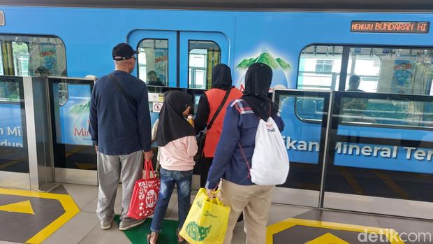 Pemprov DKI menerapkan tarif khusus Rp 1 untuk penumpang MRT, LRT, dan TransJakarta dalam rangka HUT ke-79 TNI. Masyarakat senang dan kaget atas kebijakan itu. (Rumondang/detikcom)