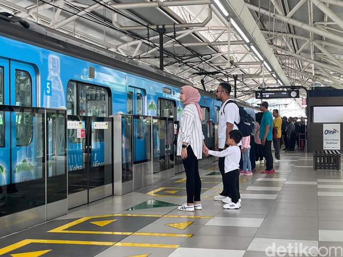 Pemprov DKI menerapkan tarif unik Rp 1 untuk penumpang MRT, LRT, dan TransJakarta dalam rangka HUT ke-79 TNI. Masyarakat senang dan kaget atas kebijakan itu. (Rumondang/librosfullgratis.com)