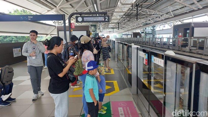 Pemprov DKI menerapkan tarif khusus Rp 1 untuk penumpang MRT, LRT, dan TransJakarta dalam rangka HUT ke-79 TNI. Masyarakat senang dan kaget atas kebijakan itu. (Rumondang/detikcom)