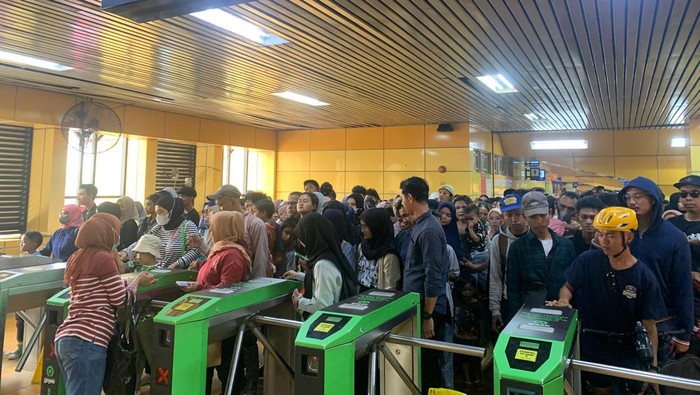 Penampakan Antrean Stasiun Gondangdia