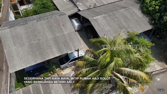 Penampakan garasi mobil Haji Bolot.