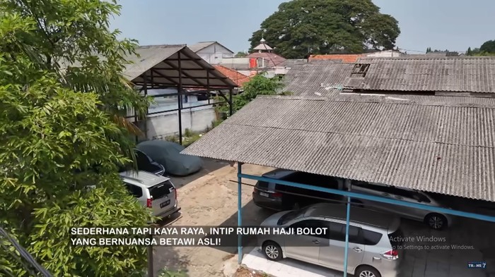 Penampakan garasi rumah Haji Bolot.