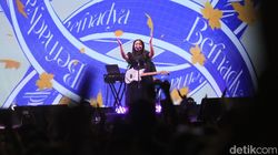 Penampilan AI Nike Ardilla-Bernadya di Hari Pertama Synchronize Fest 2024