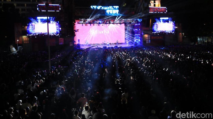 Synchronize Fest 2024 bikin heboh penonton di hari pertama nih. Ada penampilan legenda Nike Ardilla di panggung District dan penyanyi muda Bernadya.