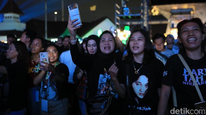 Synchronize Fest 2024 bikin heboh penonton di hari pertama nih. Ada penampilan legenda Nike Ardilla di panggung District dan penyanyi muda Bernadya.