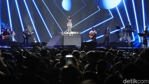 Dalam suguhan Nike Ardilla Live Bersama turut menghadirkan Fanny Soegi yang menyanyikan Sandiwara Cinta lalu Danilla dan Tantri Kotak yang juga membawakan lagu-lagu Nike Ardilla.