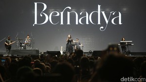 Selanjutnya ada penyanyi muda yang menghibur penonton di hari pertama di Synchronize Fest 2024 yaitu Bernadya.