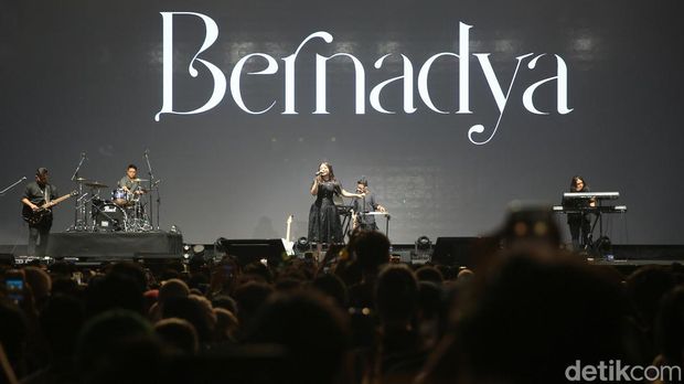 Synchronize Fest 2024 bikin heboh penonton di hari pertama nih. Ada penampilan legenda Nike Ardilla di panggung District dan penyanyi muda Bernadya.