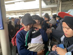 Stasiun Manggarai Padat, Terdengar Sejumlah Penumpang Anak Menangis