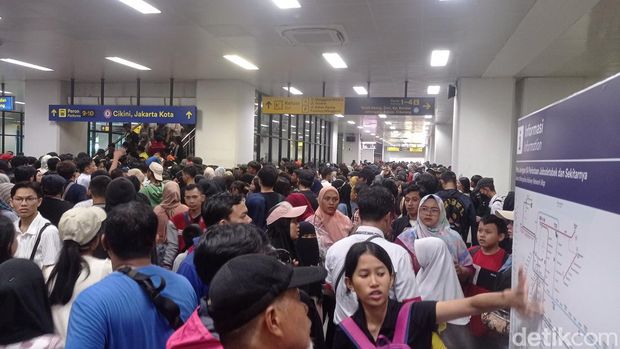 Penumpang di Stasiun Manggarai membeludak siang ini.